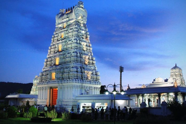 Ngôi đền thường được cúng tiến kim cương và vàng, sở hữu vô số tiền mặt