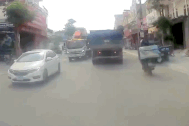 Thanh niên đi xe máy lao vào đầu xe ben vì kiểu luồn lách bất chấp