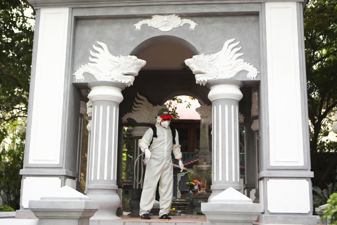 Đền Ngọc Sơn, Văn Miếu Quốc Tử Giám... được phun thuốc khử trùng - 15 Đền Ngọc Sơn, Văn Miếu Quốc Tử Giám... được phun thuốc khử trùng - 15