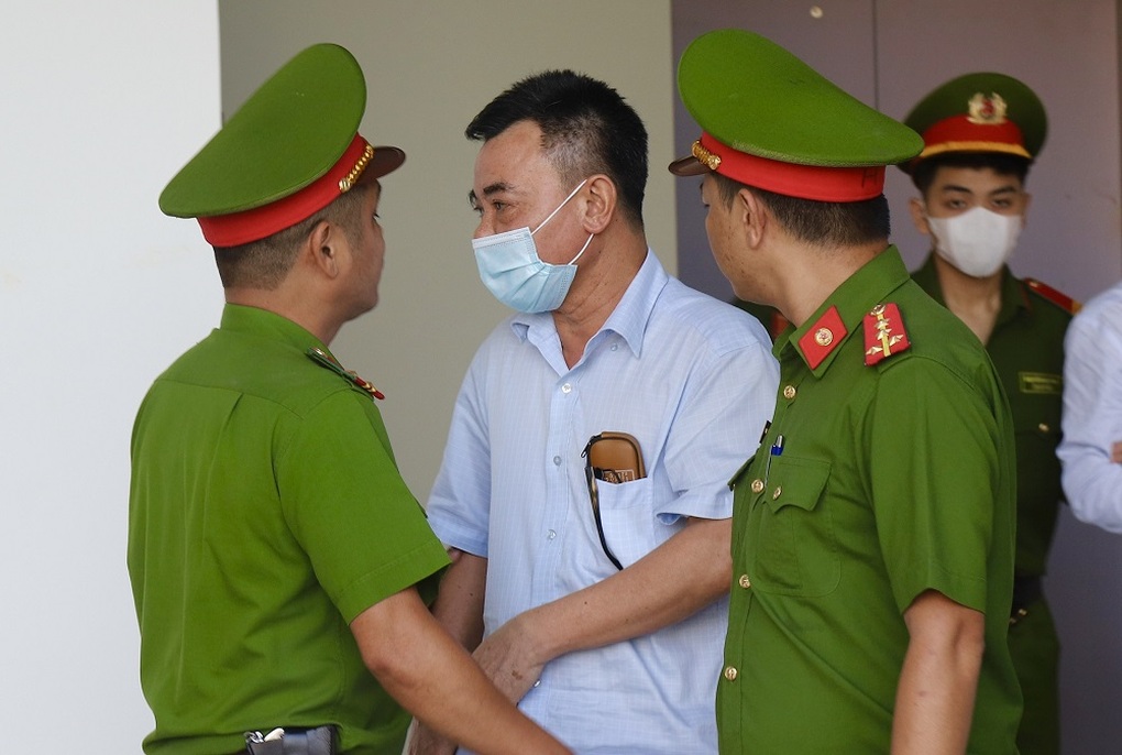 Cựu PGĐ Công an Hà Nội khóc trước tòa: Tôi phạm tội vì thương người - 1 Cựu PGĐ Công an Hà Nội khóc trước tòa: Tôi phạm tội vì thương người - 1