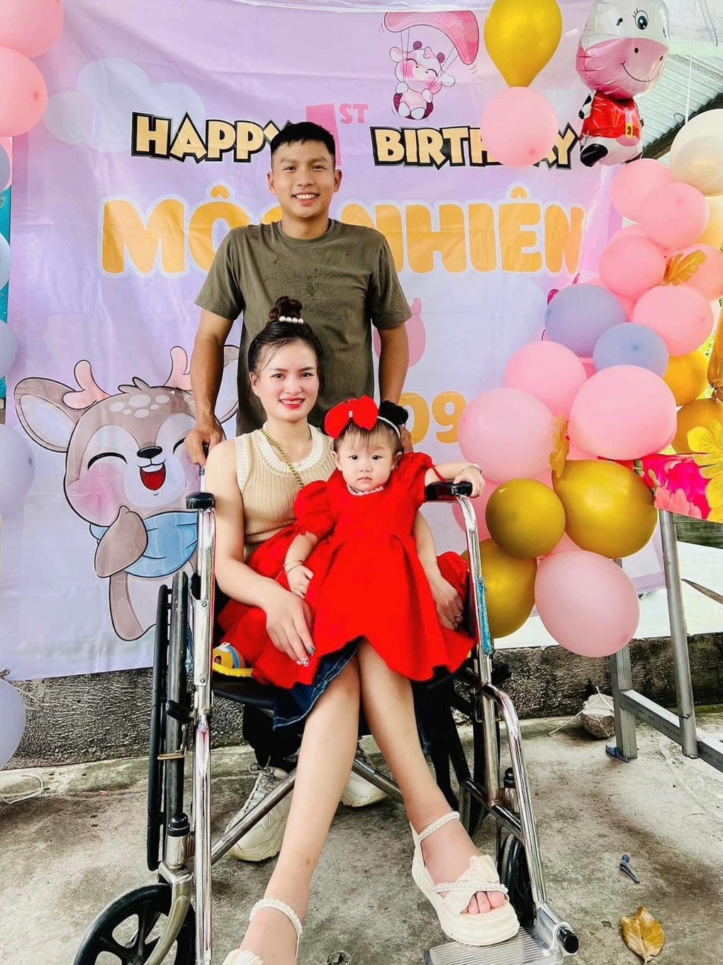 Người mẹ trẻ ôm con gái vào lễ đường bằng xe lăn - 3 Người mẹ trẻ ôm con gái vào lễ đường bằng xe lăn - 3