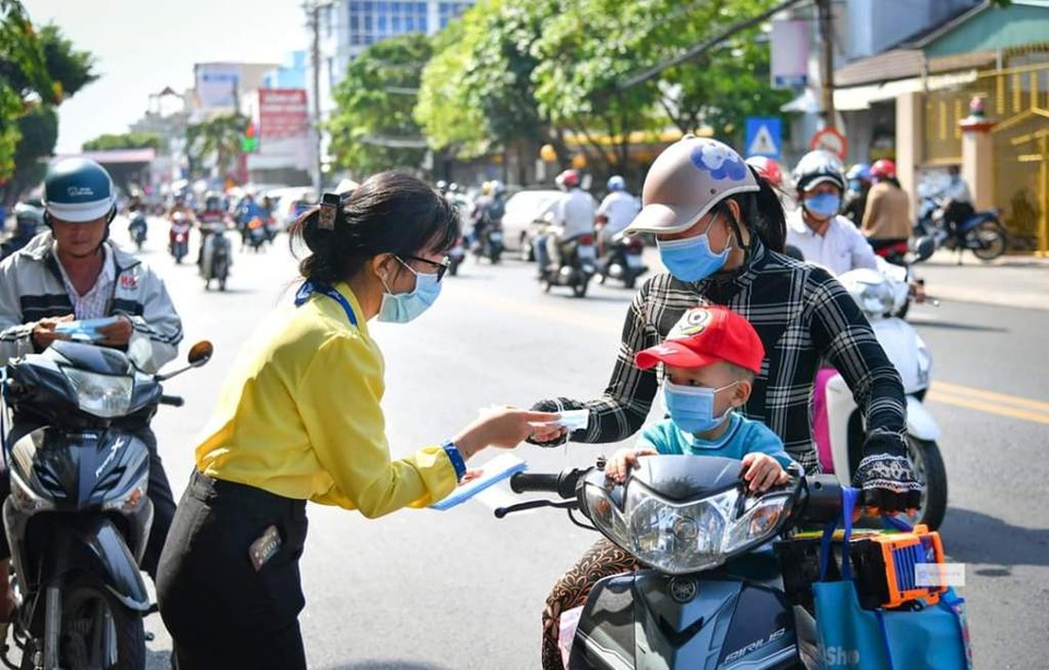 Yêu cầu người dân thực hiện nghiêm việc đeo khẩu trang nơi công cộng - 2