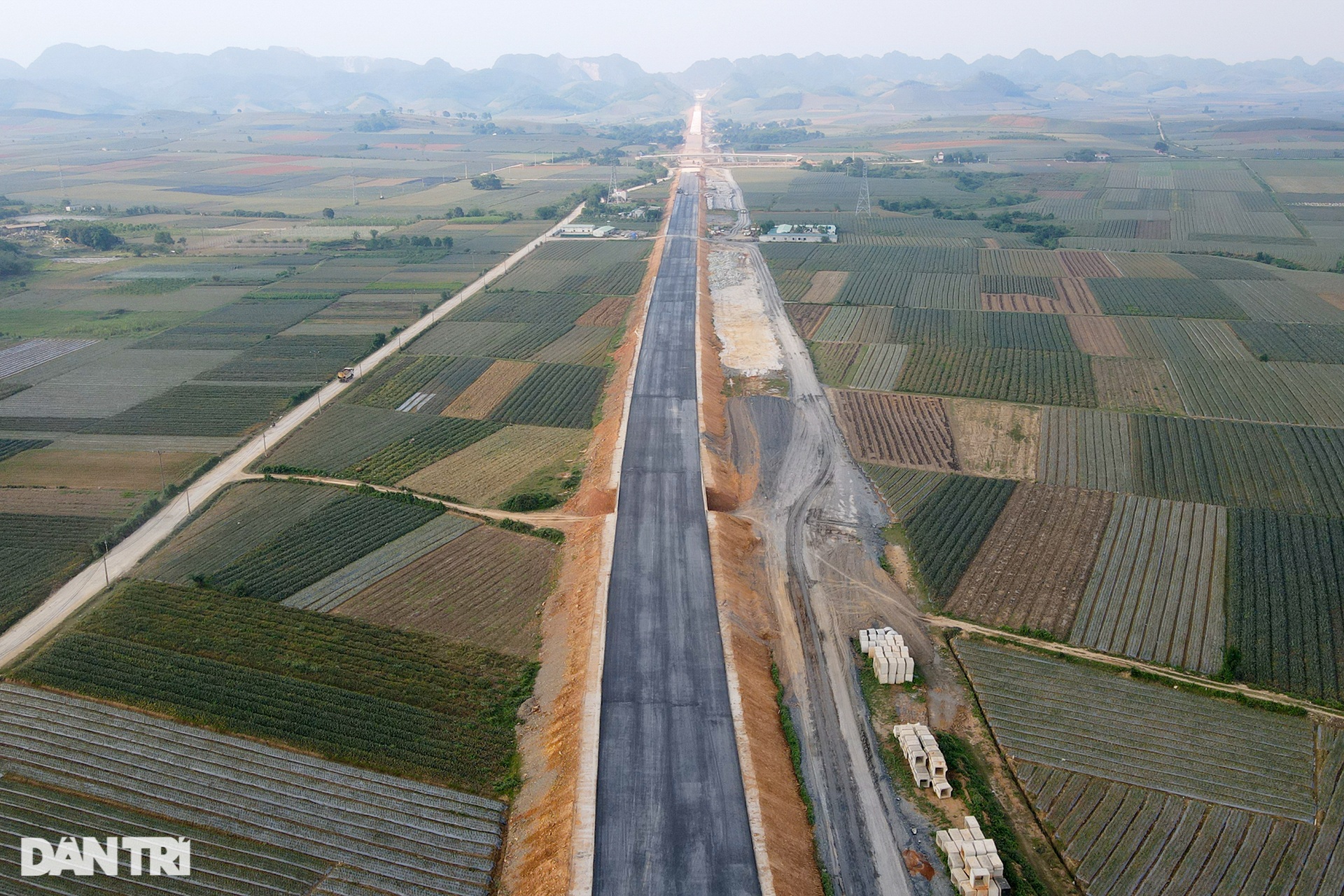Thảm những mét đường nhựa đầu tiên trên cao tốc Ninh Bình - Thanh Hóa - 1 Thảm những mét đường nhựa đầu tiên trên cao tốc Ninh Bình - Thanh Hóa - 1