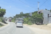 Chấp nhận tai nạn, tài xế đánh lái lật xe để tránh công-ten-nơ vượt ẩu