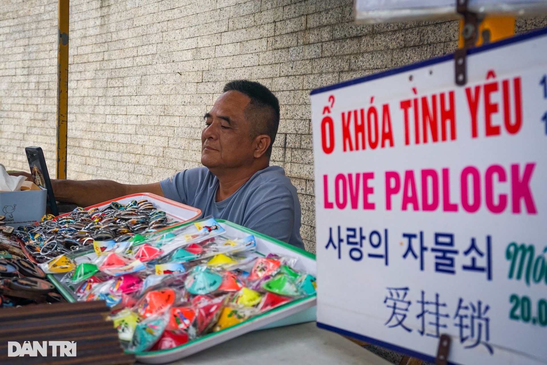 Muôn kiểu khóa tình yêu chi chít trên cầu lãng mạn nhất Đà Nẵng - 12 Muôn kiểu khóa tình yêu chi chít trên cầu lãng mạn nhất Đà Nẵng - 12