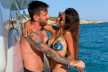 Nhan sắc nóng bỏng và chuyện tình cổ tích của bà xã Lionel Messi