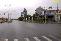 Xe bán tải xô ngã người đi xe đạp trong tình huống khó phân định đúng sai