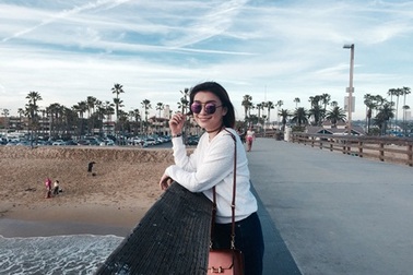 Tiêu Châu Như Quỳnh dạo bước bên bờ biển California