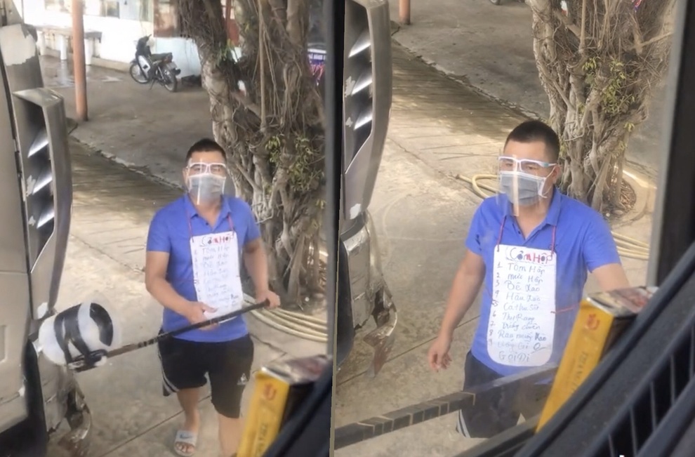 Quán ăn dùng gậy tự chế, thực đơn đeo cổ khi giao dịch với khách - 1 Quán ăn dùng gậy tự chế, thực đơn đeo cổ khi giao dịch với khách - 1