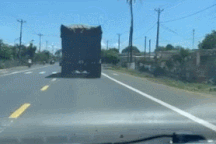 Xe ben bất ngờ rải "bẫy đá" xuống mặt đường quốc lộ