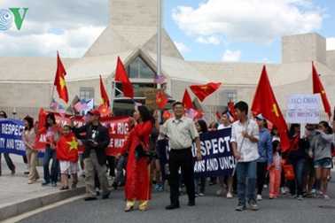 Người Việt ở khắp nước Mỹ biểu tình phản đối Trung Quốc