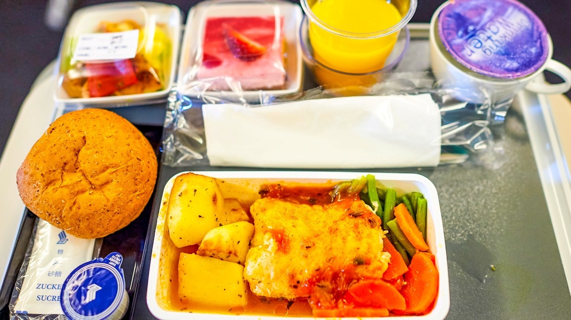 Tại sao ở trên máy bay ăn sơn hào hải vị cũng khó thấy ngon miệng? - 1 Tại sao ở trên máy bay ăn sơn hào hải vị cũng khó thấy ngon miệng? - 1