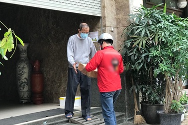 Bùng nổ dịch vụ "đi chợ hộ" trong mùa dịch