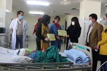 Bộ trưởng Đào Ngọc Dung thăm hỏi, tặng quà cháu bé bị cha chém ở Đắk Lắk