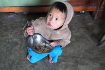 Vợ chồng "khờ" nuôi 3 con thơ đói ăn, khát sữa trong căn nhà tồi tàn