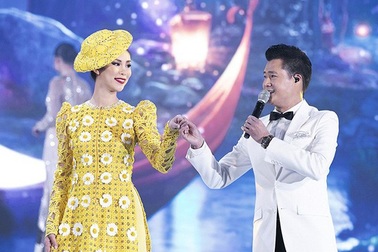 Quang Dũng tình tứ dắt tay Hoa hậu Riyo Mori trình diễn thời trang