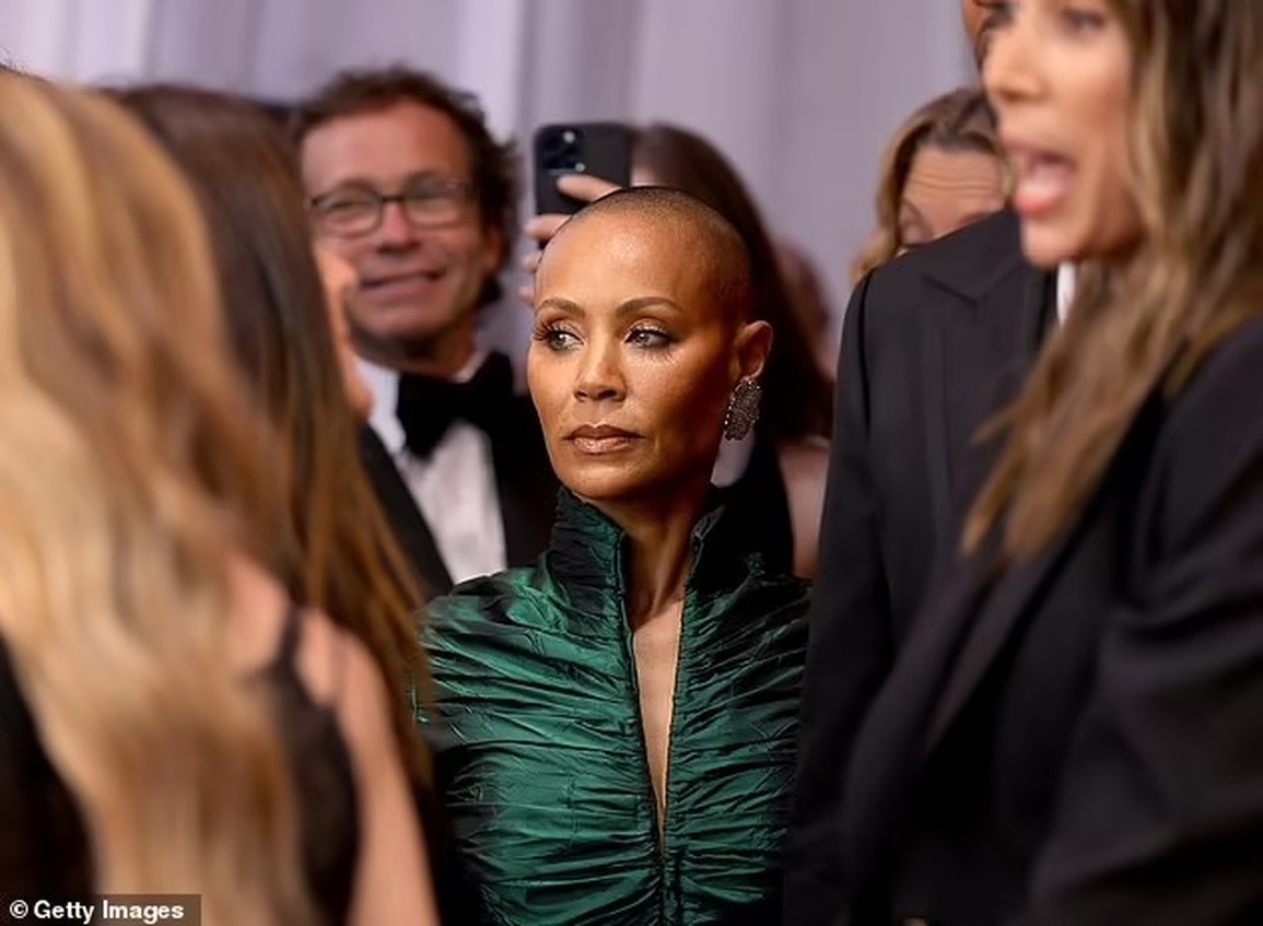 Bill Maher khuyên Jada: Chỉ rụng tóc thôi là may rồi, hãy đội tóc giả đi - 2 Bill Maher khuyên Jada: Chỉ rụng tóc thôi là may rồi, hãy đội tóc giả đi - 2