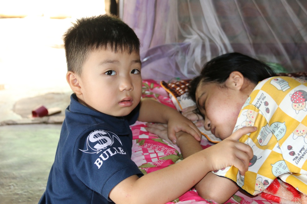 Rớt nước mắt cậu bé 5 tuổi khẩn cầu sự sống cho mẹ giữa đại ngàn Tây Nguyên - 4 Rớt nước mắt cậu bé 5 tuổi khẩn cầu sự sống cho mẹ giữa đại ngàn Tây Nguyên - 4