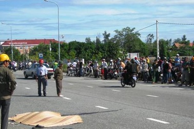 Một công nhân nằm chết trên đại lộ