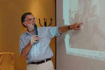 Giáo sư tại đại học ở Mỹ bị sa thải vì... dạy quá khó