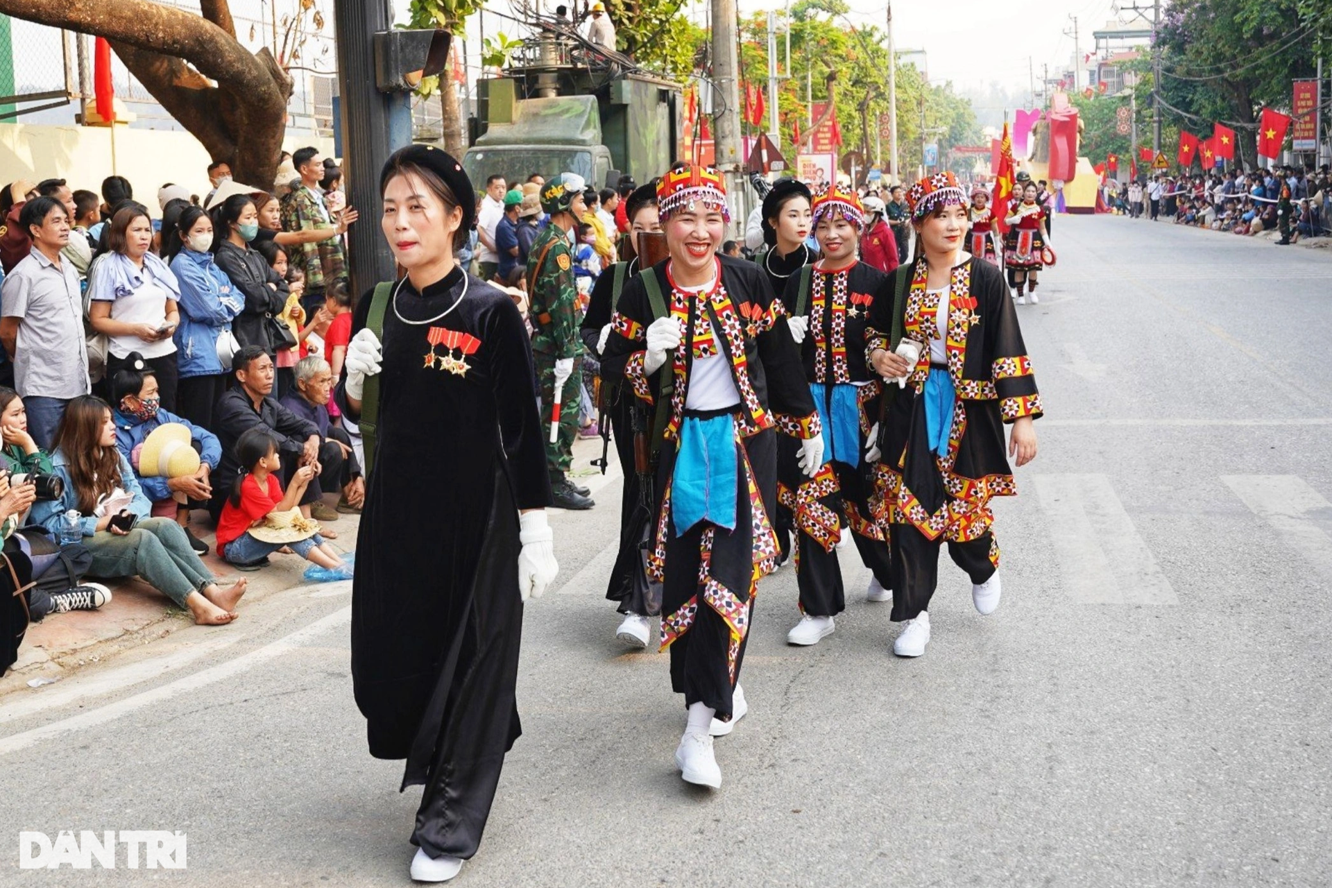 Cuộc tề tựu đồng bào trong ngày vui nhất miền Tây Bắc - 12