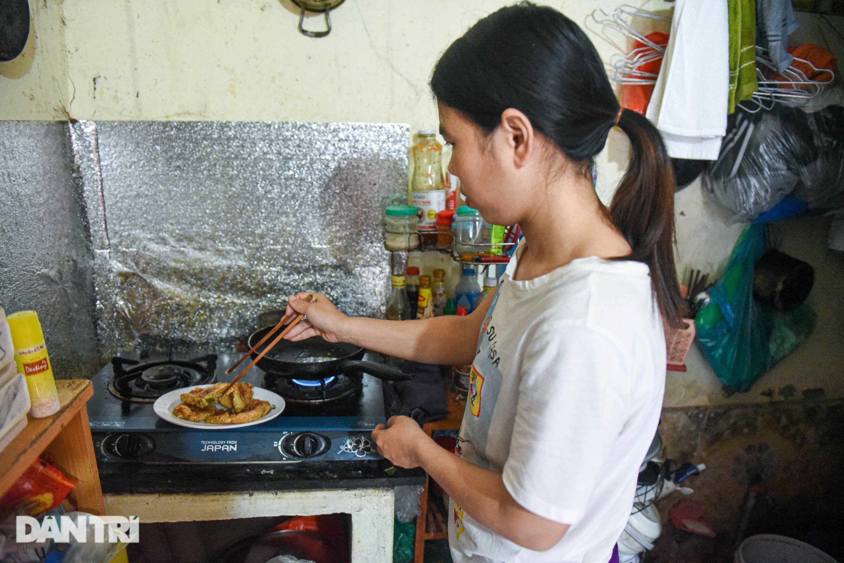 Ngày Tết trong căn phòng trọ 5m2 của mẹ lao công đem con 2 tuổi đi dọn rác - 6 Ngày Tết trong căn phòng trọ 5m2 của mẹ lao công đem con 2 tuổi đi dọn rác - 6