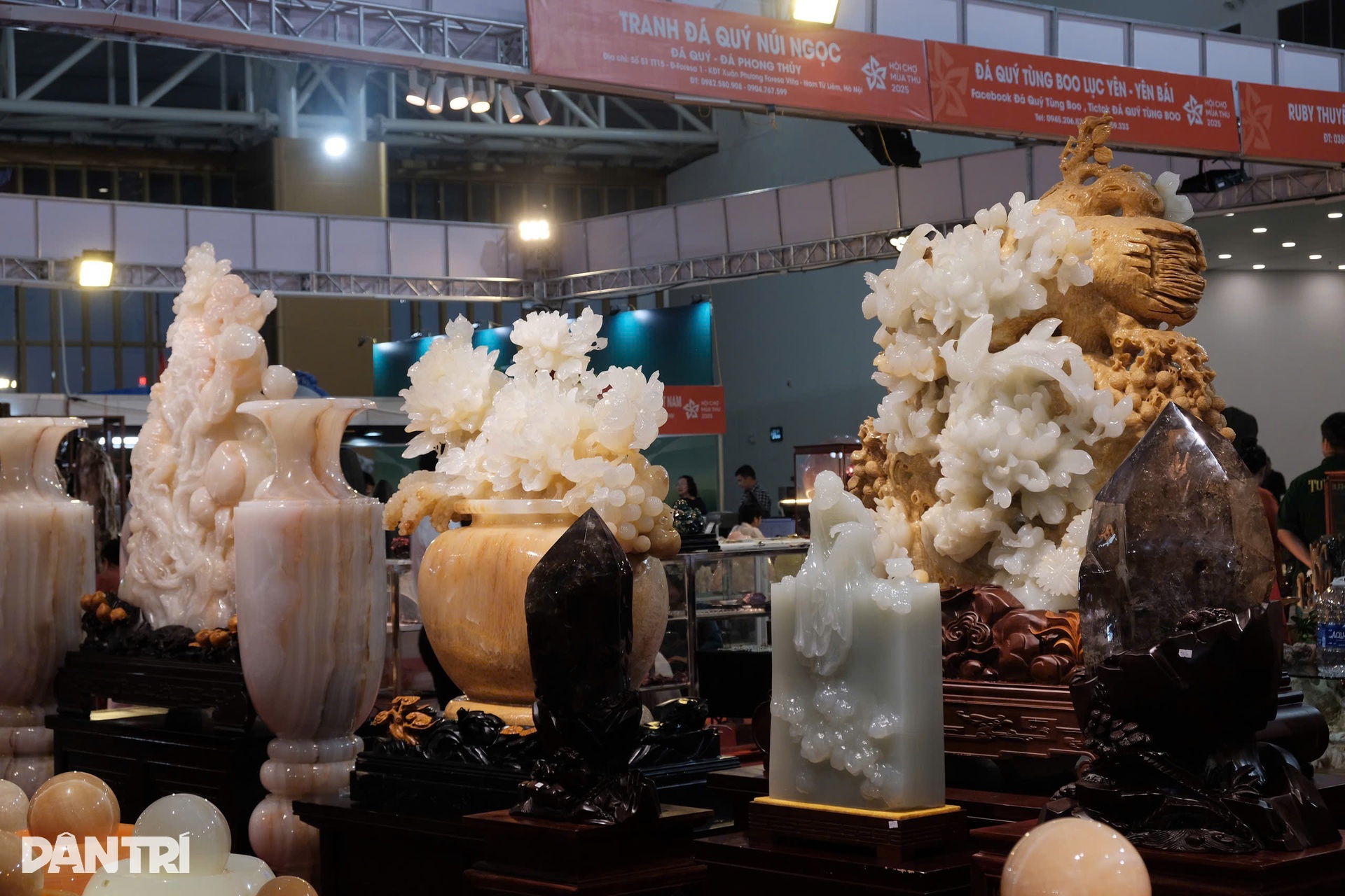 Loạt đá quý có giá rao bán cả tỷ đồng tại Hội chợ Mùa Thu - 6 Loạt đá quý có giá rao bán cả tỷ đồng tại Hội chợ Mùa Thu - 6