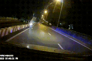 Hà Nội: Tài xế hốt hoảng vì người dân đi ngược chiều trên đường Đông Ngạc