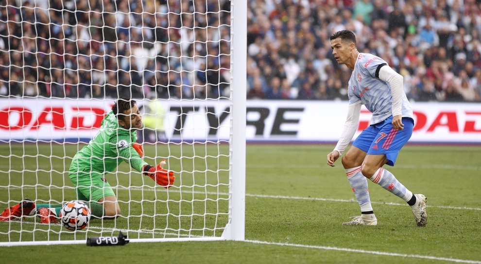 Ghi 4 bàn sau 3 trận cho Man Utd, C.Ronaldo lập thêm kỷ lục mới - 1 Ghi 4 bàn sau 3 trận cho Man Utd, C.Ronaldo lập thêm kỷ lục mới - 1