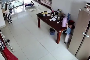 Em bé tinh nghịch làm đổ nước sôi vào người