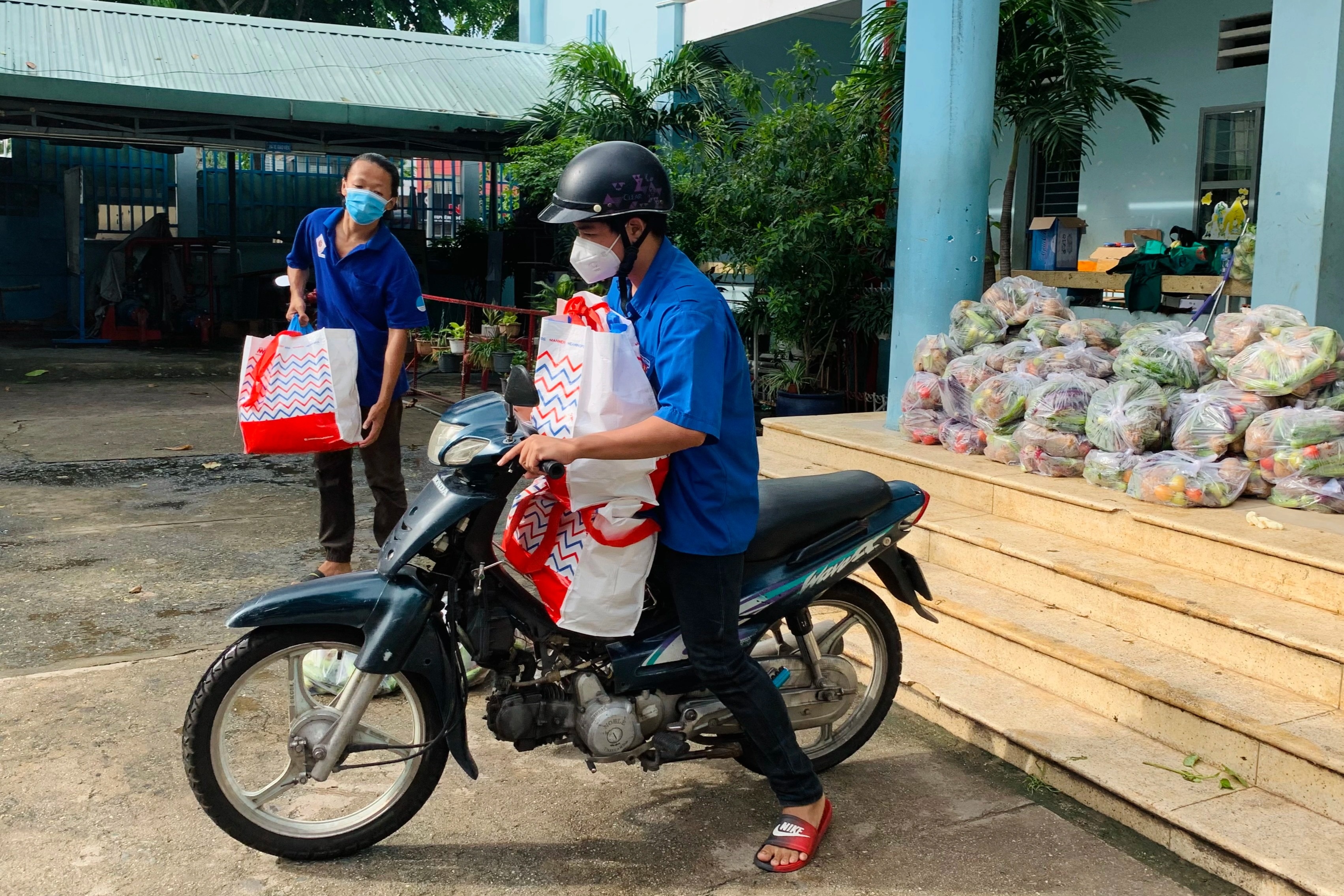 Túi an sinh đến với người dân xóm rác Sài Gòn - 5 Túi an sinh đến với người dân xóm rác Sài Gòn - 5