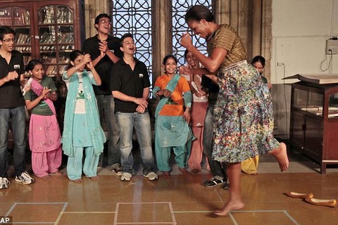 Đệ nhất phu nhân Mỹ nhảy lò cò với trẻ em khuyết tật Ấn Độ