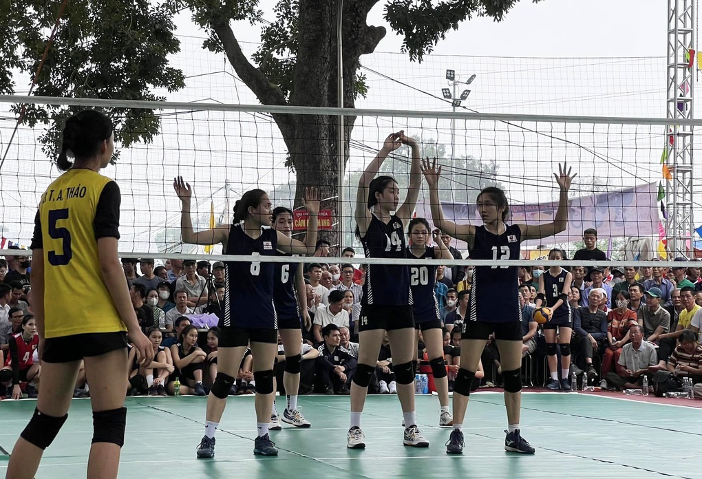 Chân dài bóng chuyền 16 tuổi cao 1,87m gây sốt - 3