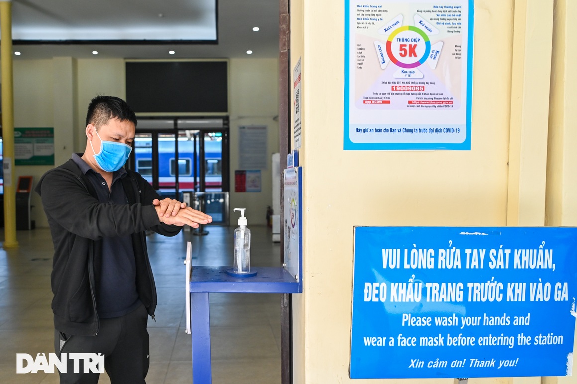 Ga Hà Nội: Hành khách phấn khởi mua vé chuyến tàu sau giãn cách đi TPHCM - 7 Ga Hà Nội: Hành khách phấn khởi mua vé chuyến tàu sau giãn cách đi TPHCM - 7