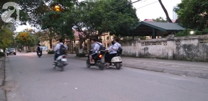 Đang diễn ra cuộc họp bất thường vụ vụ nghi vấn thầy dạy toán dâm ô hàng chục học sinh ở Hà Nội - Ảnh 5. Đang diễn ra cuộc họp bất thường vụ vụ nghi vấn thầy dạy toán dâm ô hàng chục học sinh ở Hà Nội - Ảnh 5.