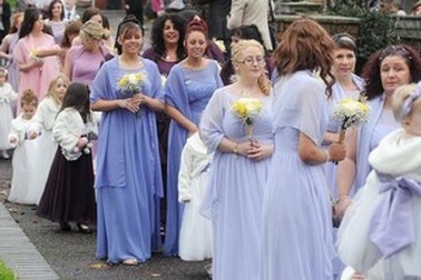 Đám cưới có 44 phù dâu