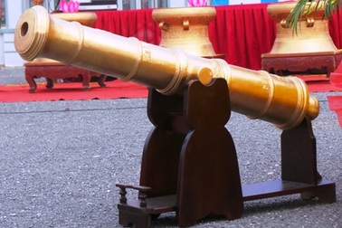 Đúc trống đồng, súng thần công, kiếm dâng Anh linh Đại tướng Võ Nguyên Giáp