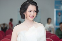 Hoa khôi Huỳnh Thúy Vi đẹp rạng rỡ với đầm xòe trắng