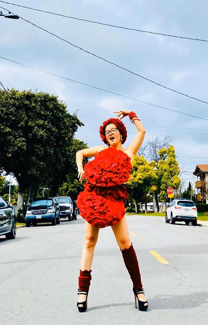Hội chị em nổi tiếng thi nhau bắt trend dùng thắt lưng quấn gối, khoe khéo món thời trang hàng hiệu, cùng thân hình siêu gợi cảm - Ảnh 6. Hội chị em nổi tiếng thi nhau bắt trend dùng thắt lưng quấn gối, khoe khéo món thời trang hàng hiệu, cùng thân hình siêu gợi cảm - Ảnh 6.