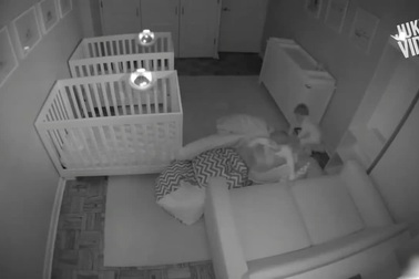 Màn “tiệc tùng” xuyên đêm của hai em bé song sinh