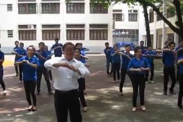 Thầy giáo hướng dẫn điệu nhảy “Đàn gà con” siêu dễ thương