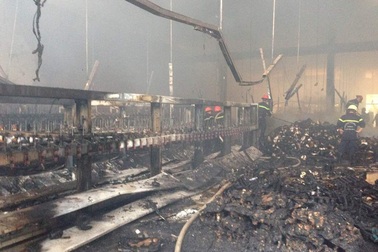 Hơn 160 tấn chỉ nguyên liệu bị thiêu rụi trong vụ cháy khu công nghiệp