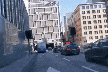 Xe buýt chạy bằng khí hoá lỏng LNG nổ tung sau va chạm