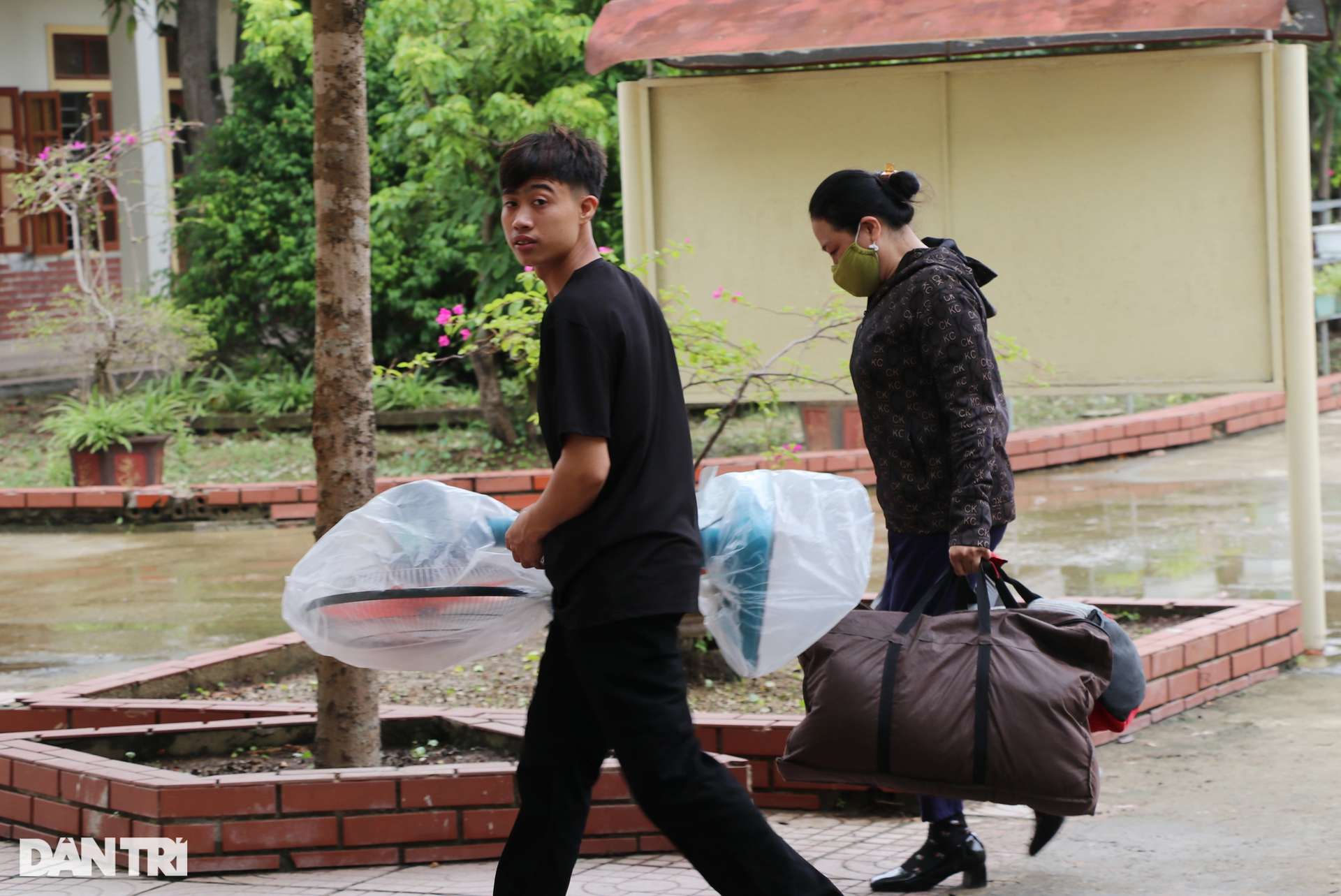Lễ khai giảng ở ngôi trường đặc biệt, bố mẹ bỏ công việc cả tuần theo con - 14 Lễ khai giảng ở ngôi trường đặc biệt, bố mẹ bỏ công việc cả tuần theo con - 14