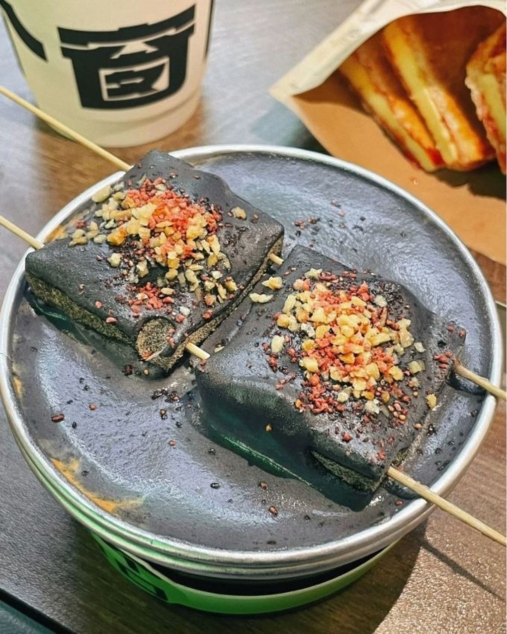 Bịt mũi uống món cà phê trứng thối gây  Bịt mũi uống món cà phê trứng thối gây
