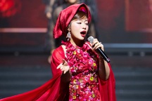 "Sao mai" Nguyễn Thu Hằng mở màn đậm chất Bắc Bộ trên sàn diễn thời trang