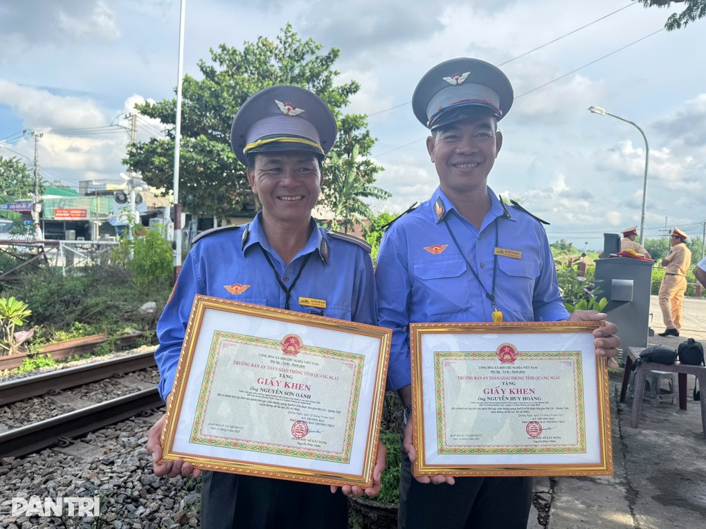 Nhân viên gác chắn kể khoảnh khắc kéo người đàn ông khỏi đường ray tàu hỏa - 1 Nhân viên gác chắn kể khoảnh khắc kéo người đàn ông khỏi đường ray tàu hỏa - 1