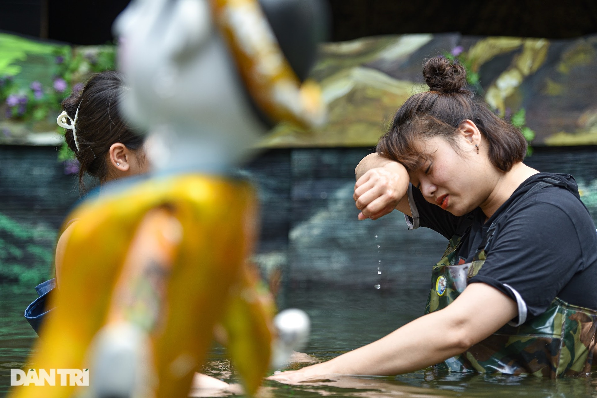 Tiết lộ về người phụ nữ 19 năm ngâm mình dưới nước, ẩn người trong bóng tối - 15 Tiết lộ về người phụ nữ 19 năm ngâm mình dưới nước, ẩn người trong bóng tối - 15