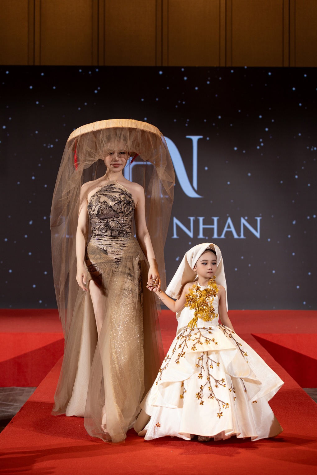 Vietnamese designer brings woven bamboo and recycled materials to Chinese fashion show - 2 NTK Việt đưa tre đan, chất liệu tái chế lên sàn diễn thời trang Trung Quốc - 2
