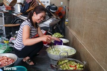 Hàng nghìn suất cơm miễn phí ấm tình người trong mùa mưa lũ